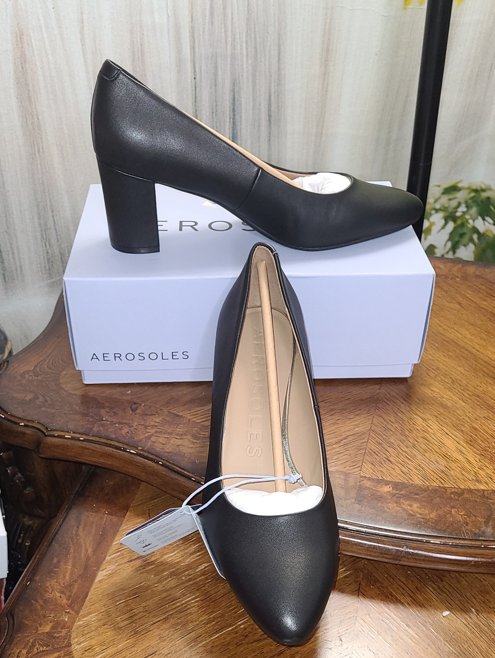 New in box! Aerosoles Betsy Womens 9.5 Sleek Black Leather Block Heel Pumps